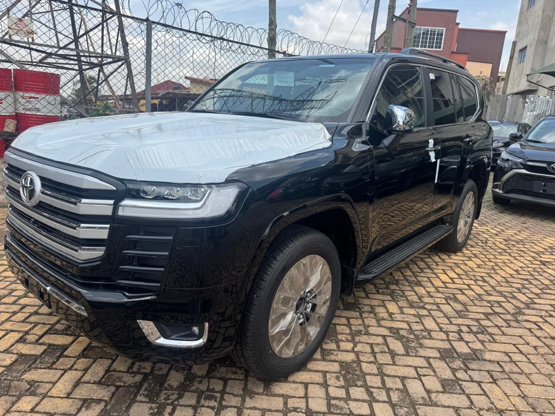 
								Toyota Land Cruiser 300 Series full									