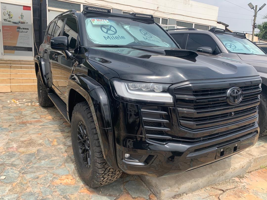 
								2025 Toyota Land Cruiser 300 Hybrid VX full									