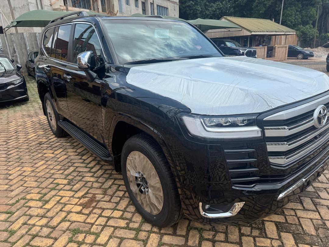 
								Toyota Land Cruiser 300 Series full									