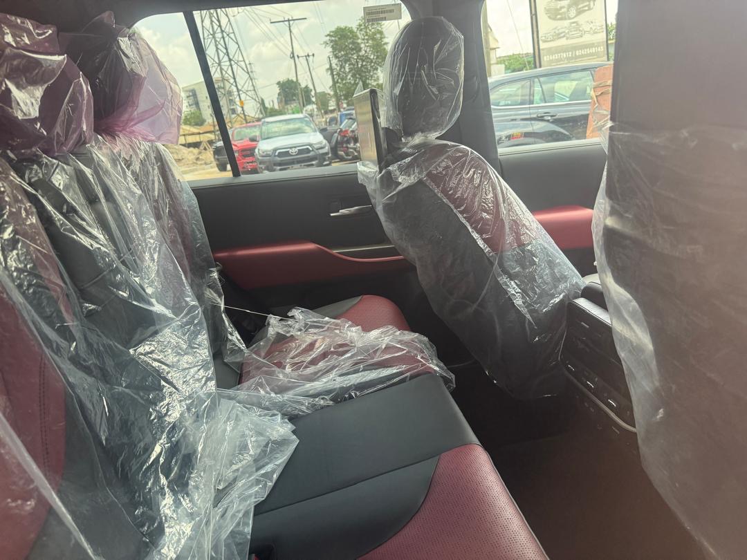 
								Toyota Land Cruiser 300 Series full									