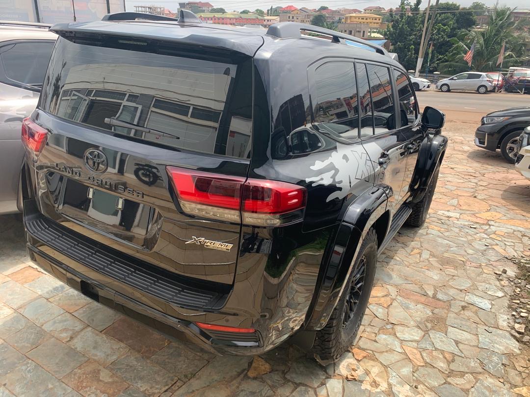 
								2025 Toyota Land Cruiser 300 Hybrid VX full									