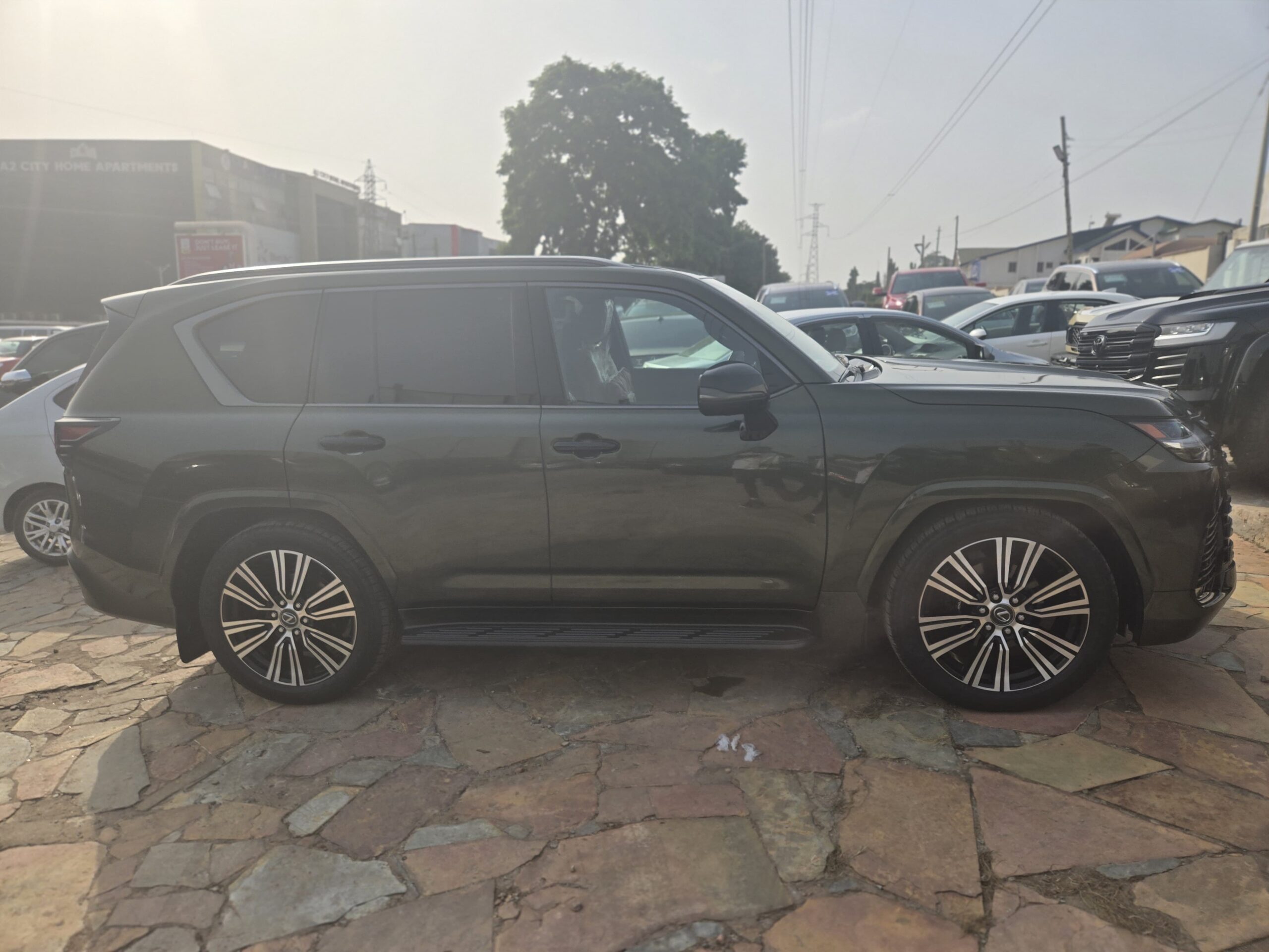 
								Lexus LX 600 – Green Exterior full									