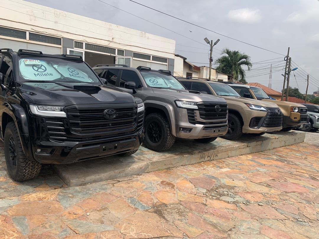 
								2025 Toyota Land Cruiser 300 Hybrid VX full									