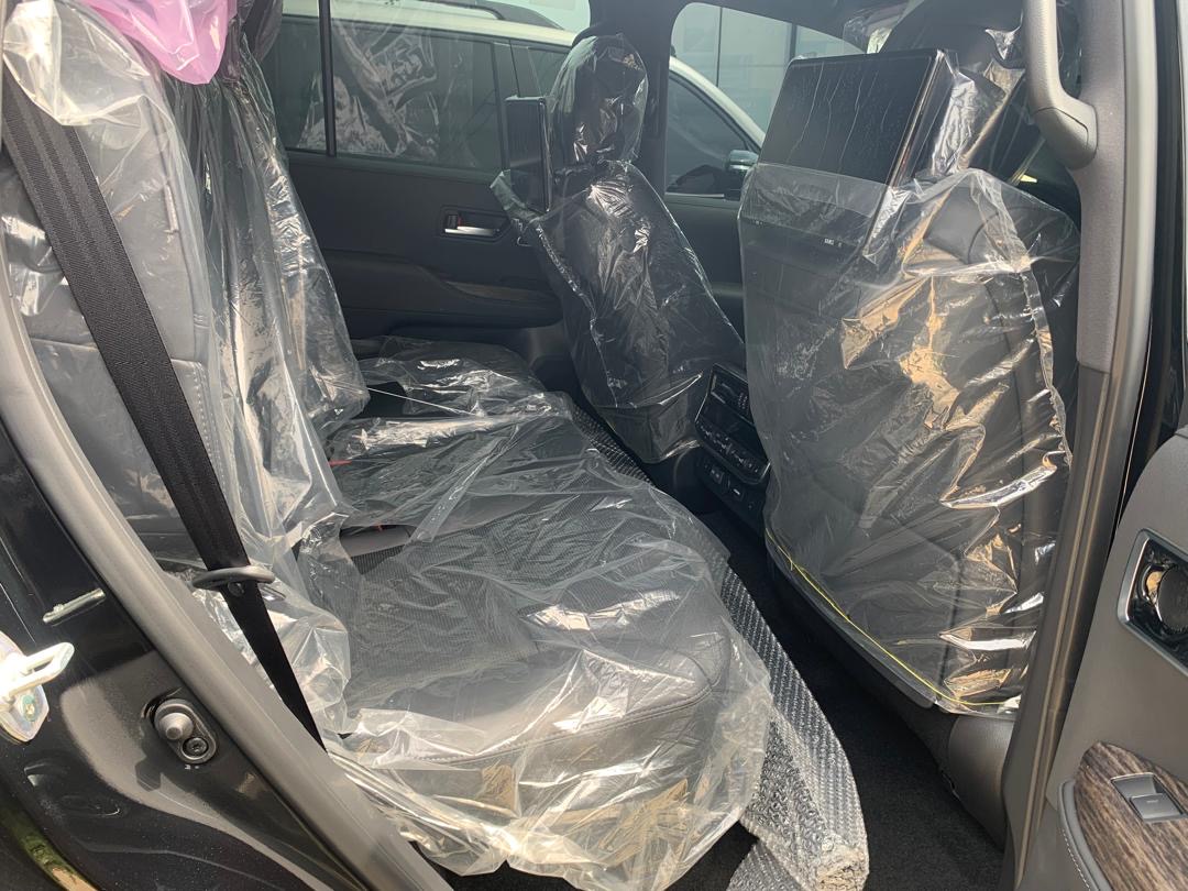 
								2025 Toyota Land Cruiser 300 Hybrid VX full									