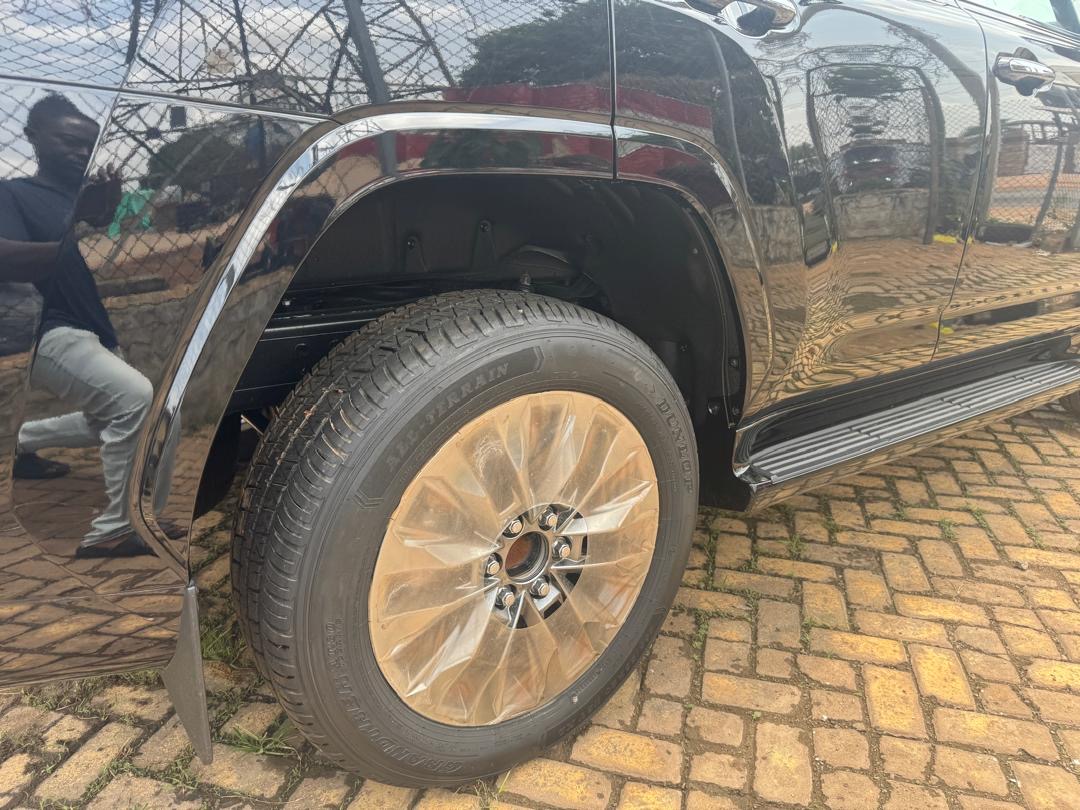 
								Toyota Land Cruiser 300 Series full									