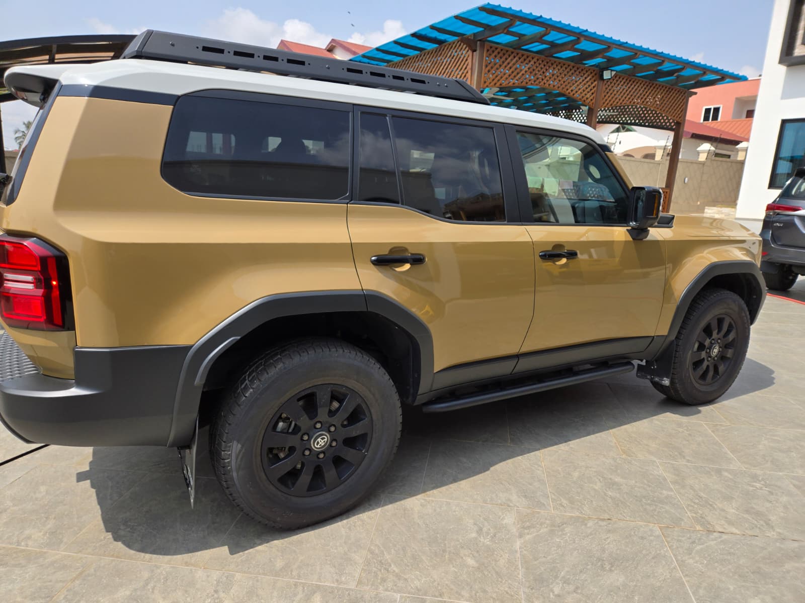 
								Toyota Land Cruiser full									