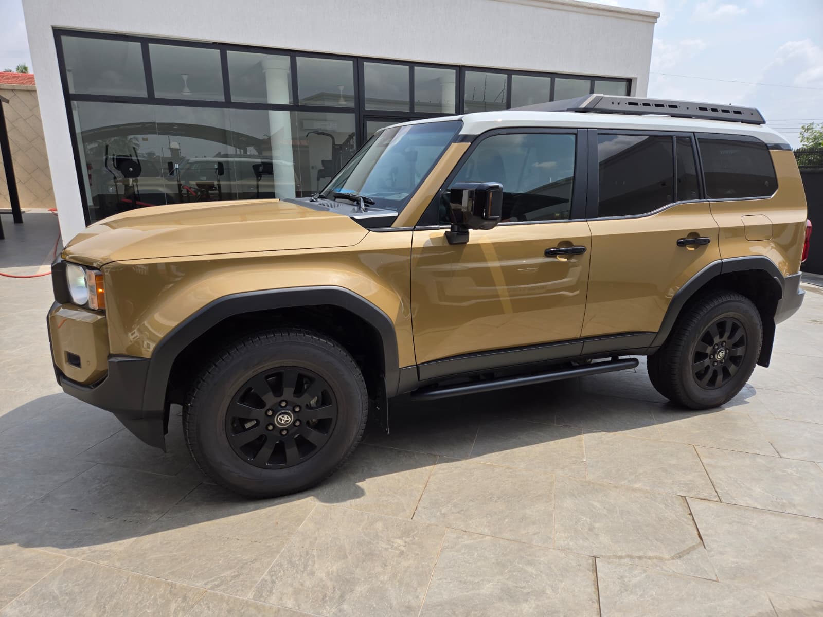 
								Toyota Land Cruiser full									