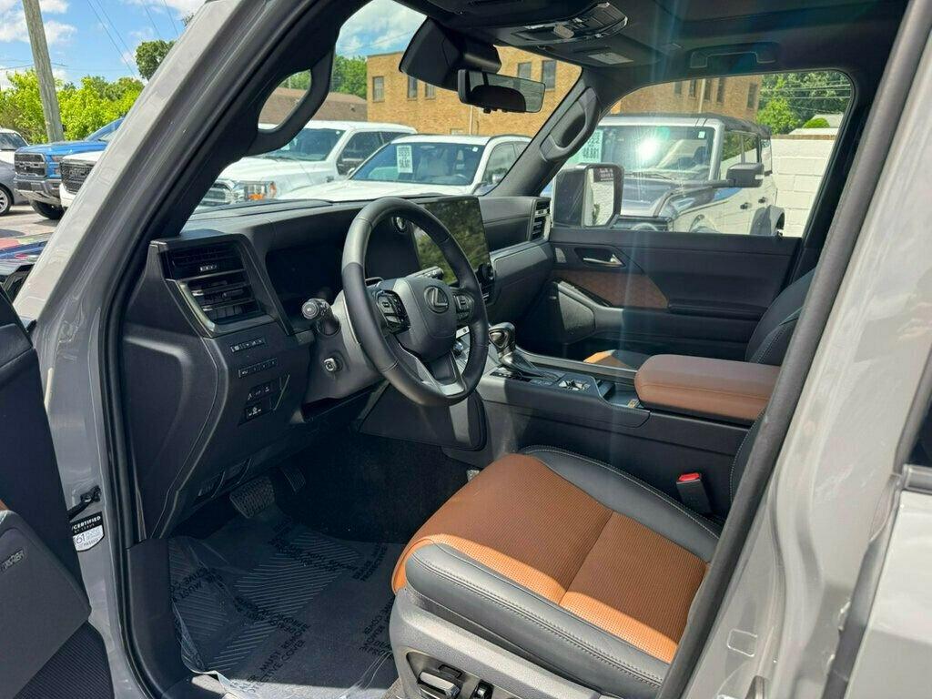 
								Lexus GX 550 Luxury SUV full									