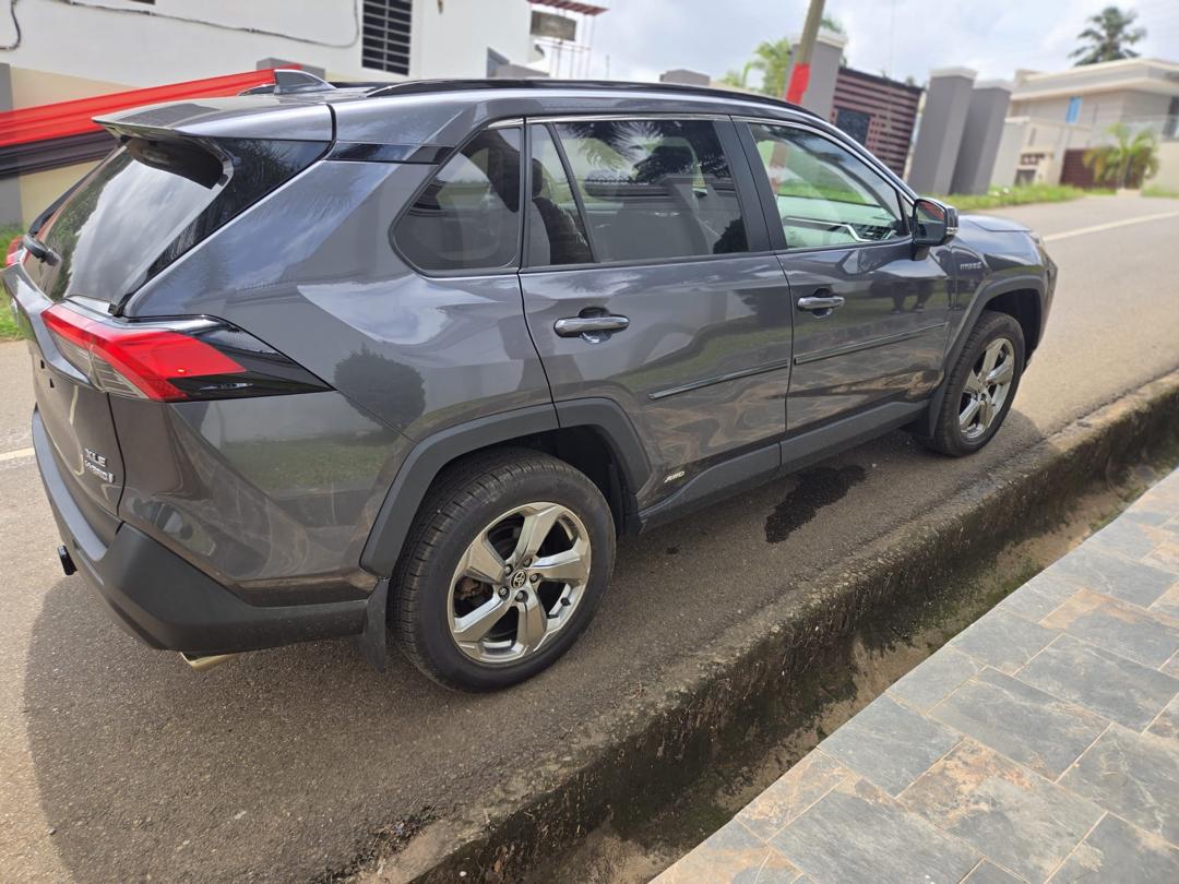 
								2022 Rav4 XLE Hybrid full									