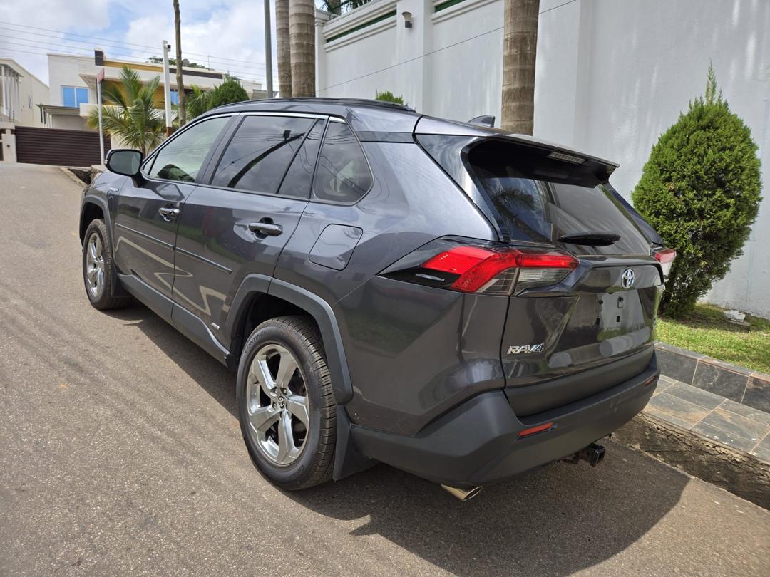 
								2022 Rav4 XLE Hybrid full									