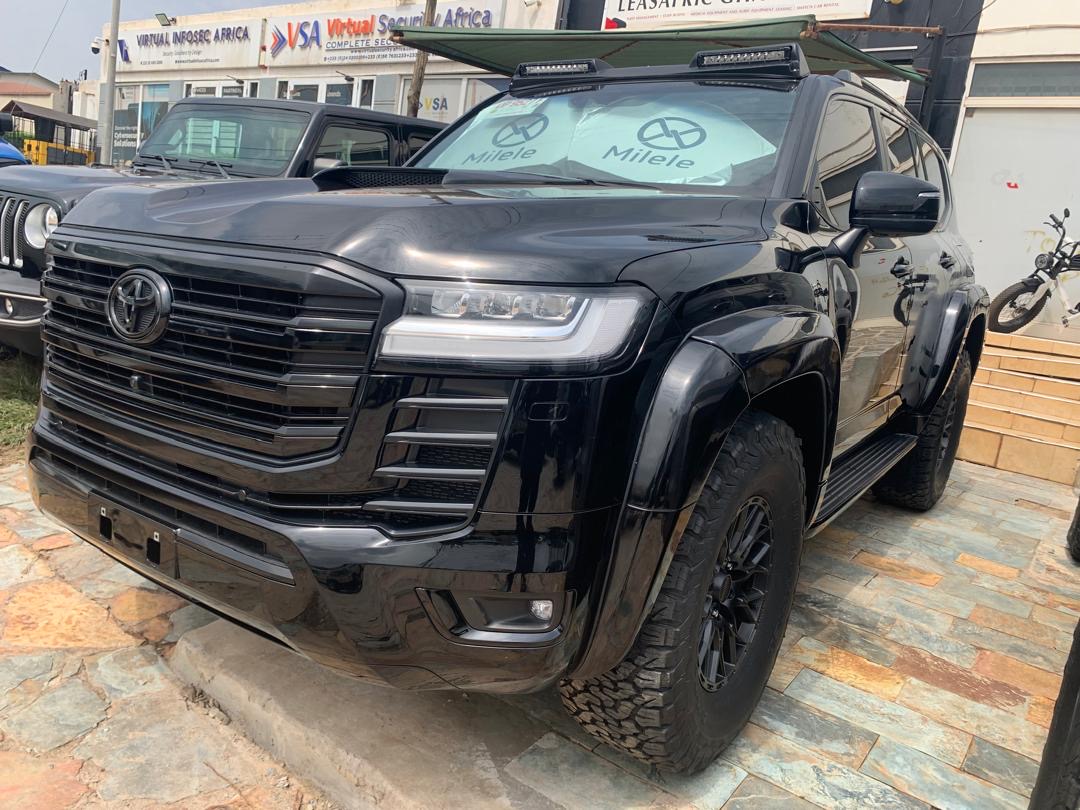 
								2025 Toyota Land Cruiser 300 Hybrid VX full									