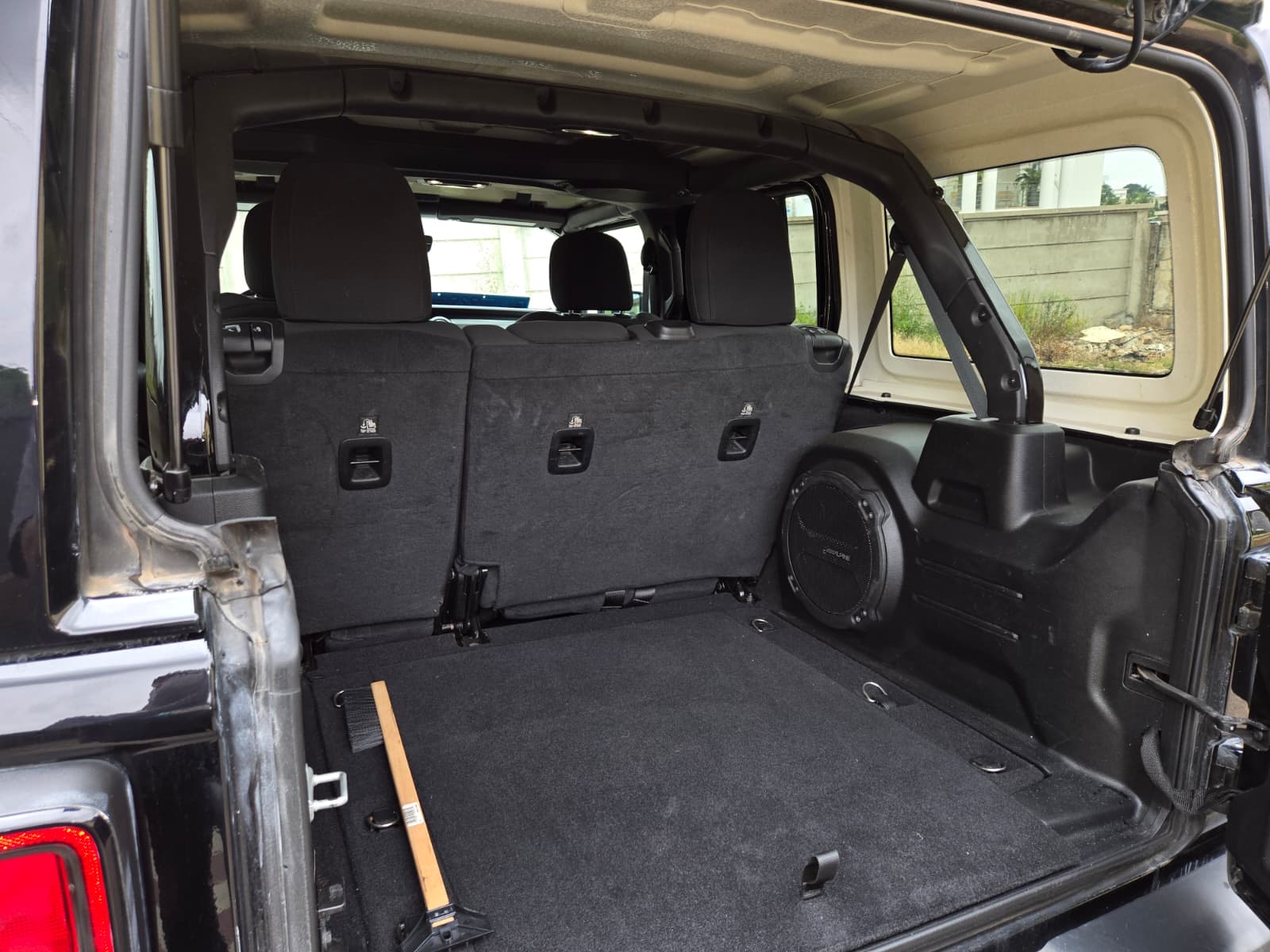 
								2023 Jeep Wrangler Unlimited Sahara full									